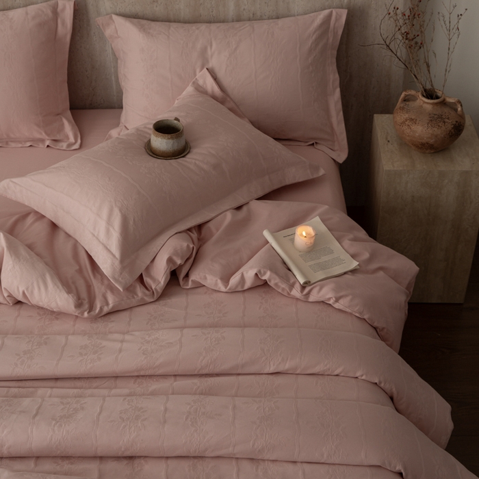 91家纺网 家纺一手货源 找家纺 爱思佳 2026新款A类全棉60s浮雕亮面提花系列四件套 浪漫粉