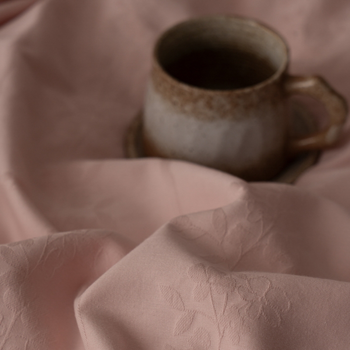 91家纺网 家纺一手货源 找家纺 爱思佳 2026新款A类全棉60s浮雕亮面提花系列四件套 浪漫粉