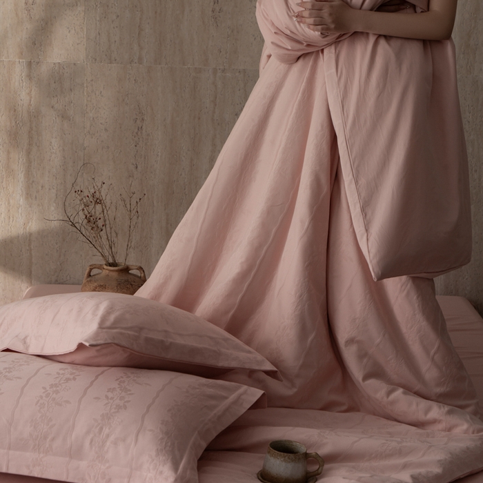 91家纺网 家纺一手货源 找家纺 爱思佳 2026新款A类全棉60s浮雕亮面提花系列四件套 浪漫粉