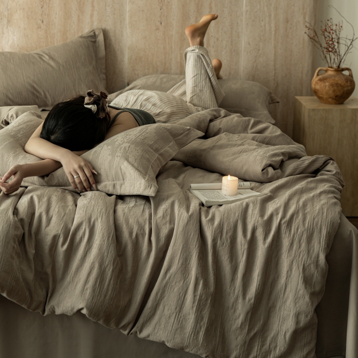 91家纺网 家纺一手货源 找家纺 爱思佳 2026新款A类全棉60s浮雕亮面提花系列四件套 里约灰