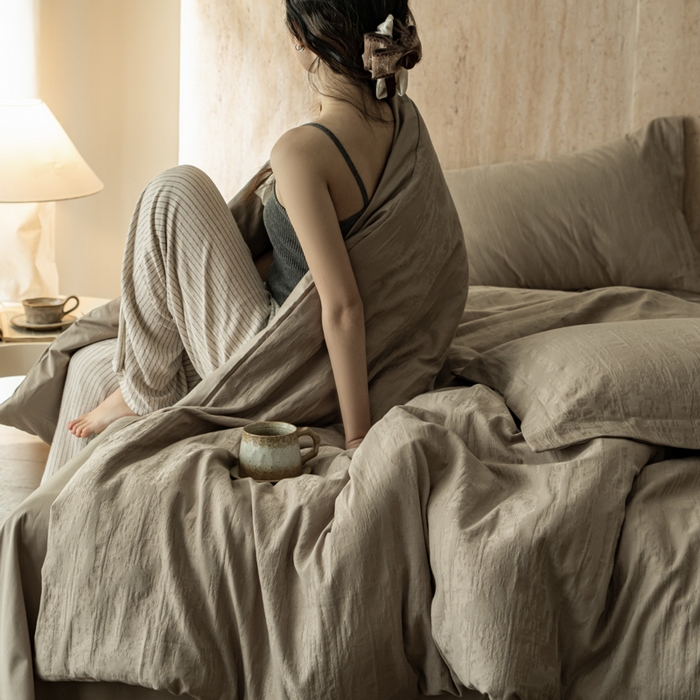 91家纺网 家纺一手货源 找家纺 爱思佳 2026新款A类全棉60s浮雕亮面提花系列四件套 里约灰