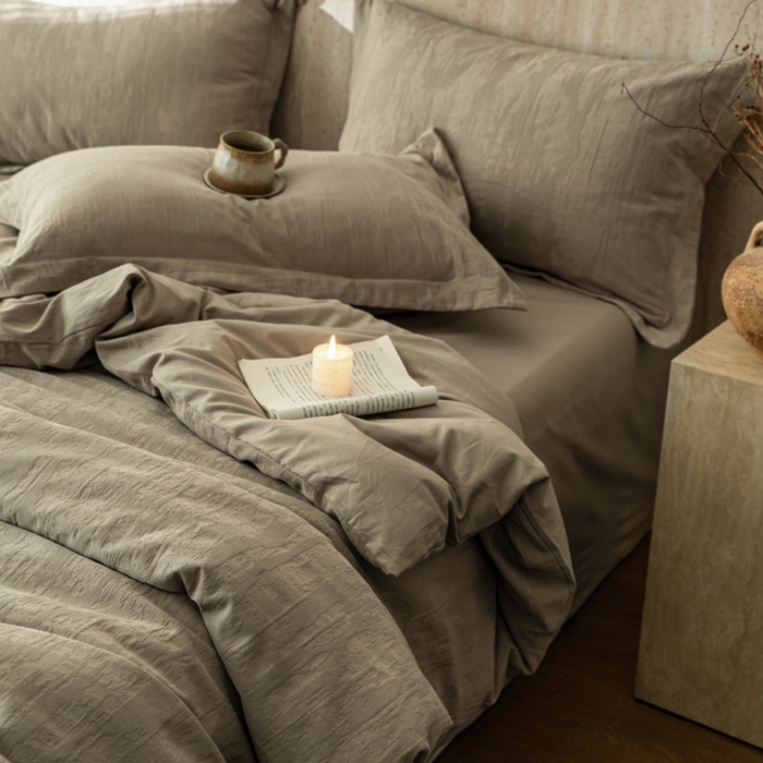 91家纺网 家纺一手货源 找家纺 爱思佳 2026新款A类全棉60s浮雕亮面提花系列四件套 里约灰