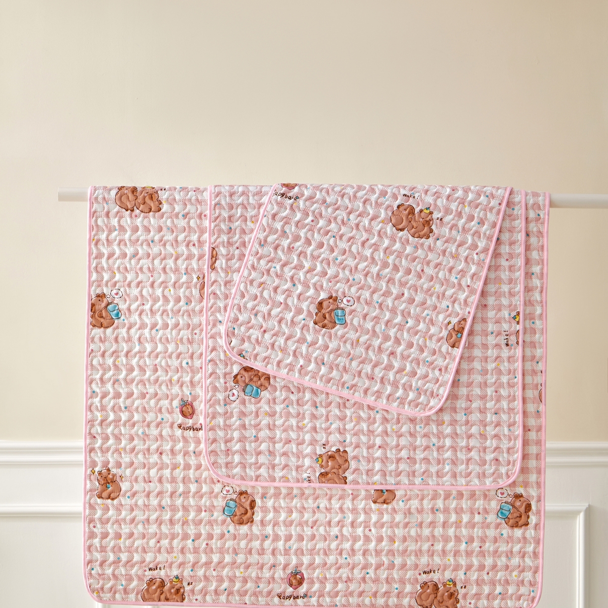 91家纺网 家纺一手货源 找家纺 永旺家纺 2026新款A类亲肤四季款防水垫子隔尿垫 卡皮巴拉