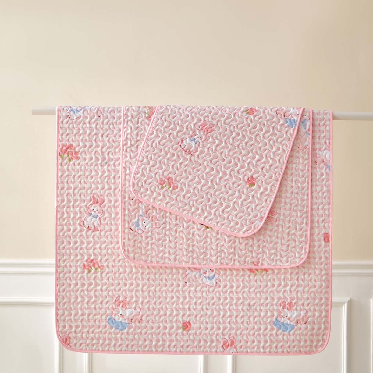 91家纺网 家纺一手货源 找家纺 永旺家纺 2026新款A类亲肤四季款防水垫子隔尿垫 可爱小兔