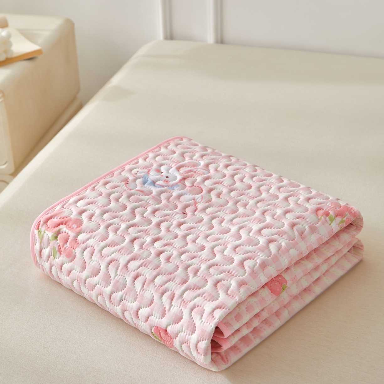 91家纺网 家纺一手货源 找家纺 永旺家纺 2026新款A类亲肤四季款防水垫子隔尿垫 可爱小兔