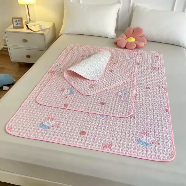 91家纺网 家纺一手货源 找家纺 永旺家纺 2026新款A类亲肤四季款防水垫子隔尿垫 可爱小兔