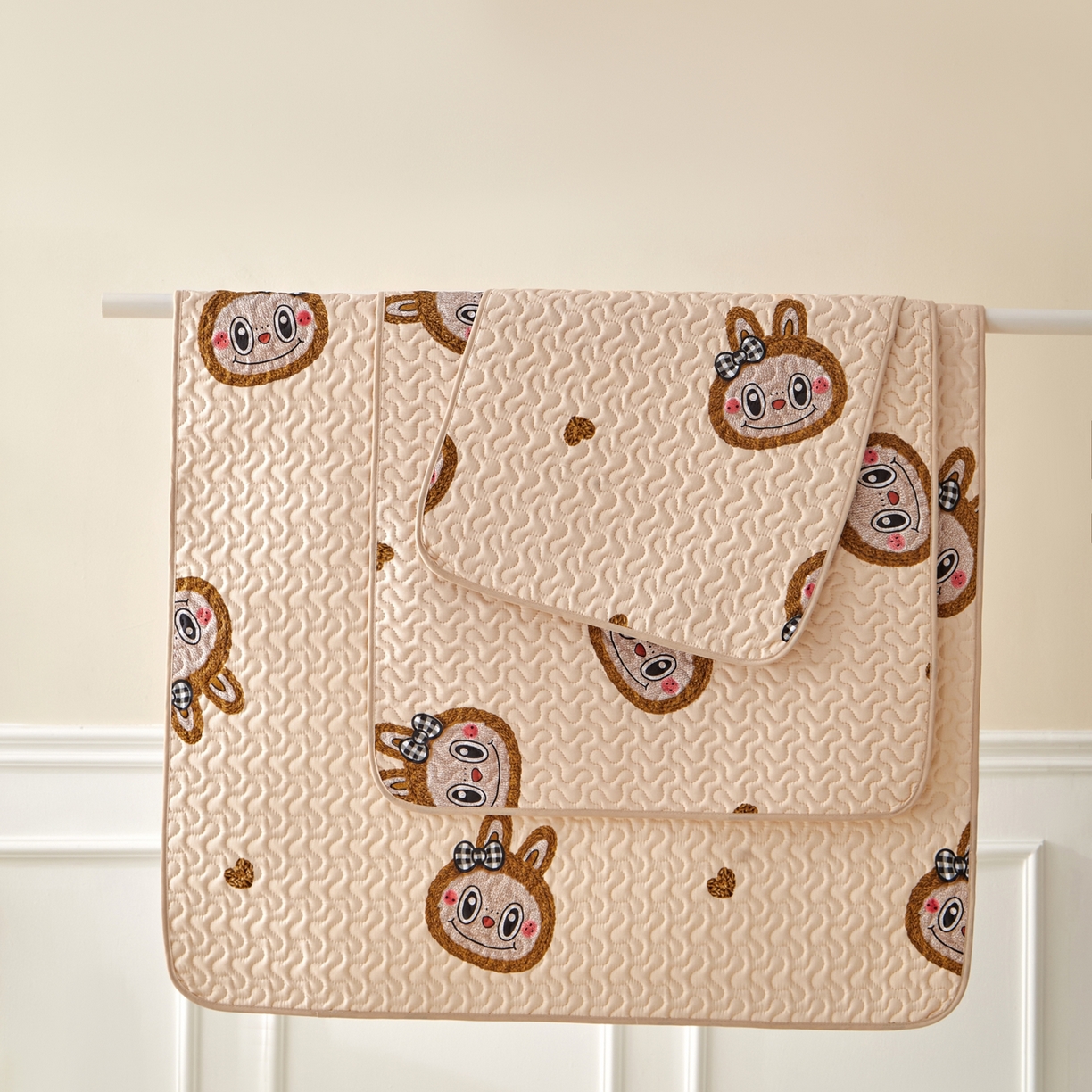 91家纺网 家纺一手货源 找家纺 永旺家纺 2026新款A类亲肤四季款防水垫子隔尿垫 萌萌拉布布