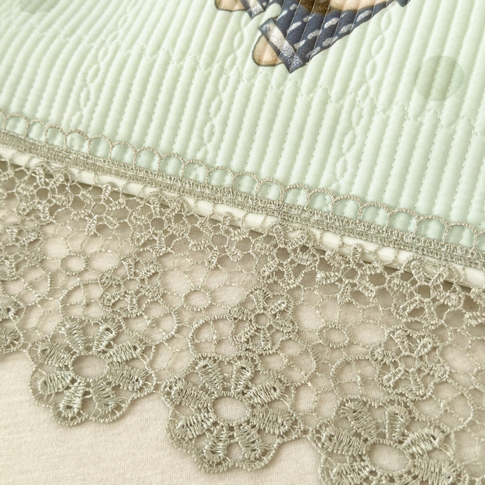 91家纺网 家纺一手货源 找家纺 源舜家纺 2026新款莱赛尔天丝花边榻榻米炕盖 薄荷小熊