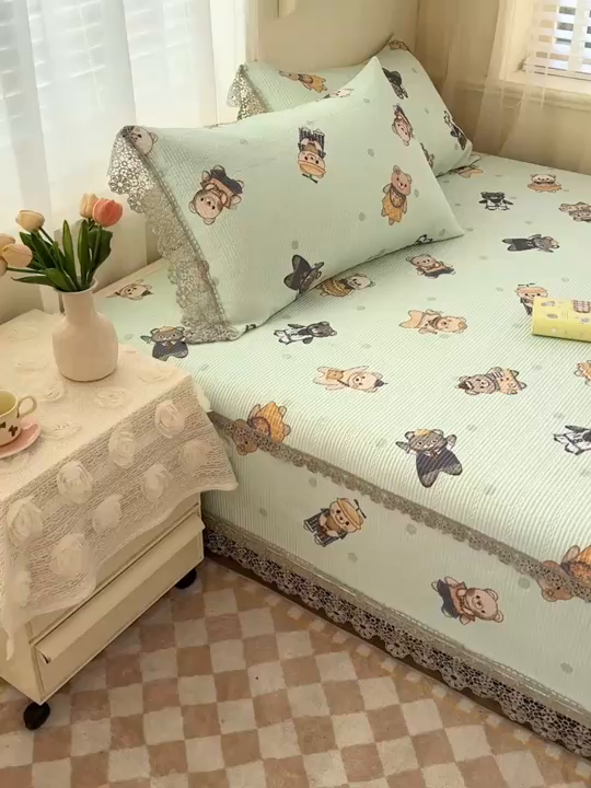 91家纺网 家纺一手货源 找家纺 源舜家纺 2026新款莱赛尔天丝花边榻榻米炕盖 薄荷小熊