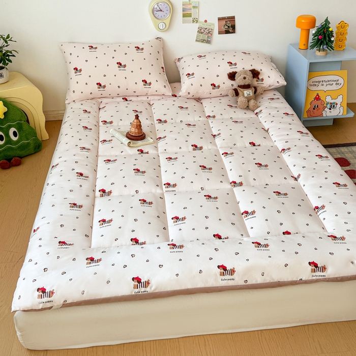 91家纺网 家纺一手货源 找家纺 艺菲阁家纺 2026新款水洗棉保暖亲肤床垫 红帽小狗