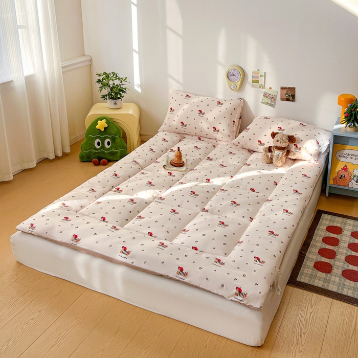 91家纺网 家纺一手货源 找家纺 艺菲阁家纺 2026新款水洗棉保暖亲肤床垫 红帽小狗