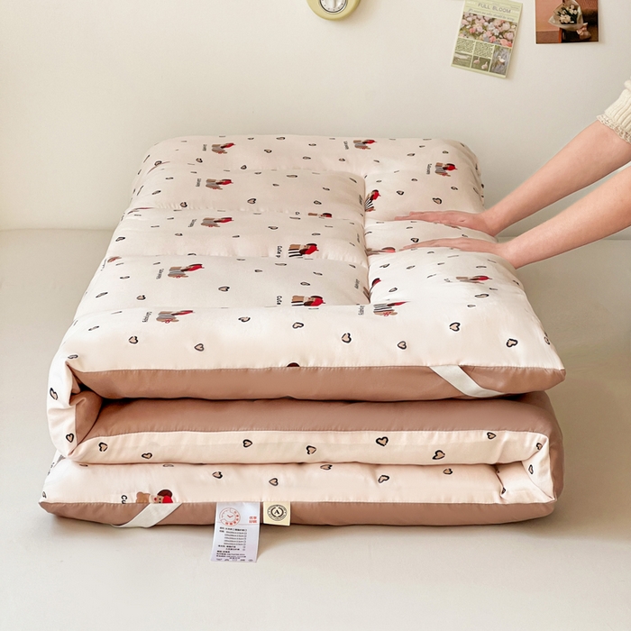 91家纺网 家纺一手货源 找家纺 艺菲阁家纺 2026新款水洗棉保暖亲肤床垫 红帽小狗