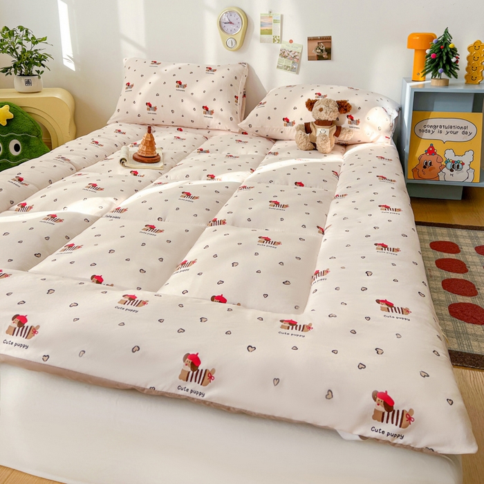 91家纺网 家纺一手货源 找家纺 艺菲阁家纺 2026新款水洗棉保暖亲肤床垫 红帽小狗