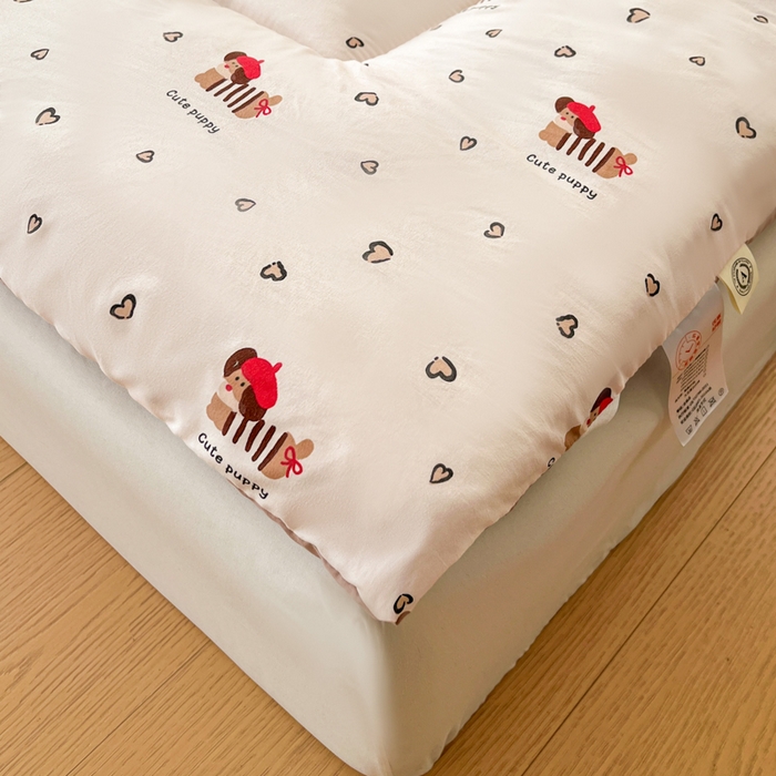 91家纺网 家纺一手货源 找家纺 艺菲阁家纺 2026新款水洗棉保暖亲肤床垫 红帽小狗