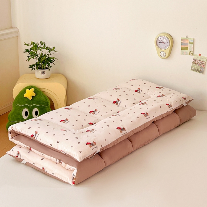 91家纺网 家纺一手货源 找家纺 艺菲阁家纺 2026新款水洗棉保暖亲肤床垫 红帽小狗