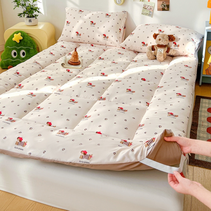 91家纺网 家纺一手货源 找家纺 艺菲阁家纺 2026新款水洗棉保暖亲肤床垫 红帽小狗