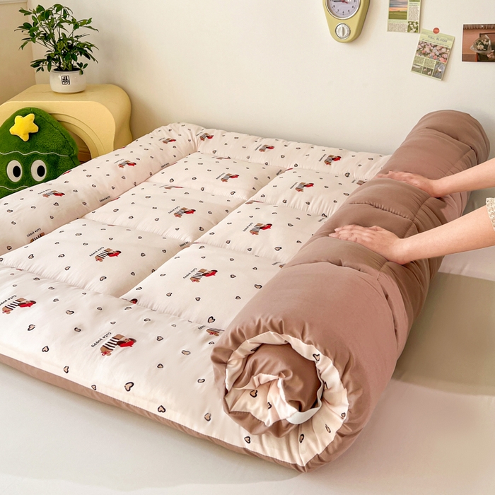 91家纺网 家纺一手货源 找家纺 艺菲阁家纺 2026新款水洗棉保暖亲肤床垫 红帽小狗