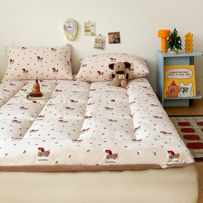 91家纺网 家纺一手货源 找家纺 艺菲阁家纺 2026新款水洗棉保暖亲肤床垫 红帽小狗