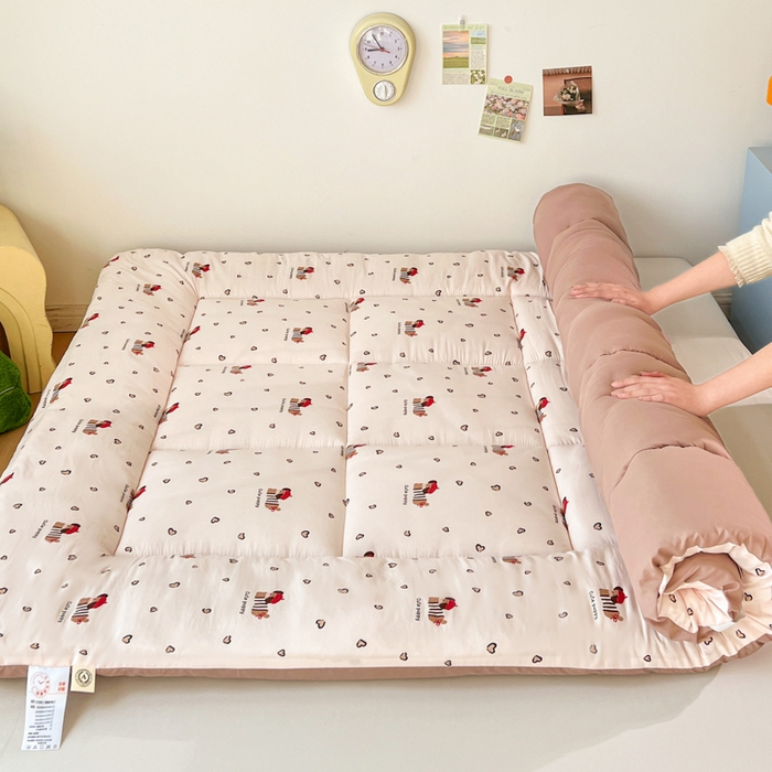 91家纺网 家纺一手货源 找家纺 艺菲阁家纺 2026新款水洗棉保暖亲肤床垫 红帽小狗