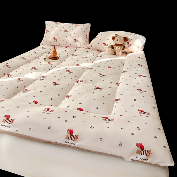 91家纺网 家纺一手货源 找家纺 艺菲阁家纺 2026新款水洗棉保暖亲肤床垫 红帽小狗