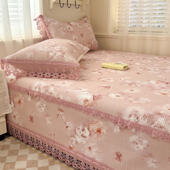 91家纺网 家纺一手货源 找家纺 源舜家纺 2026新款莱赛尔天丝花边榻榻米炕盖 粉黛繁花