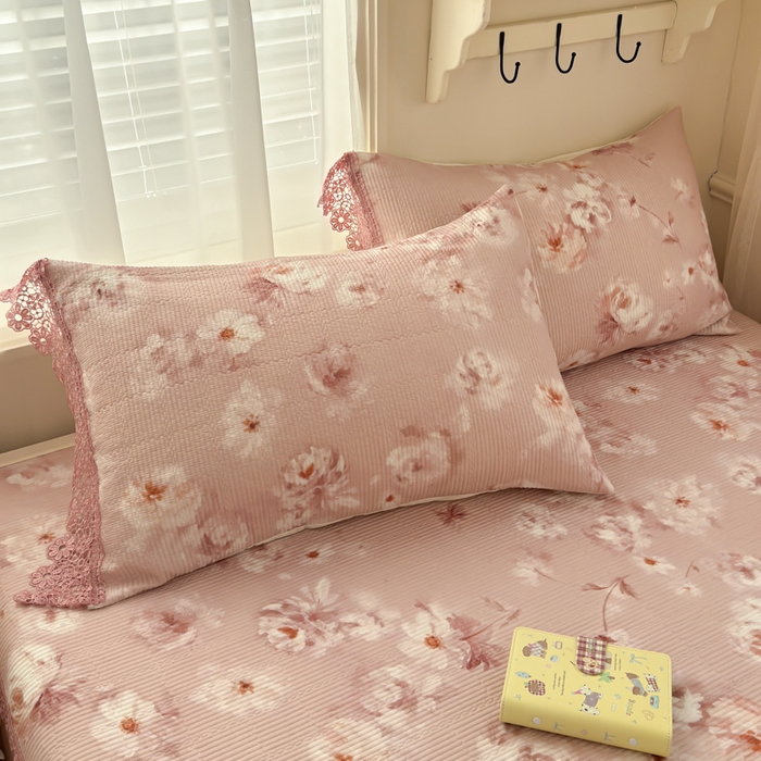 91家纺网 家纺一手货源 找家纺 源舜家纺 2026新款莱赛尔天丝花边榻榻米炕盖 粉黛繁花