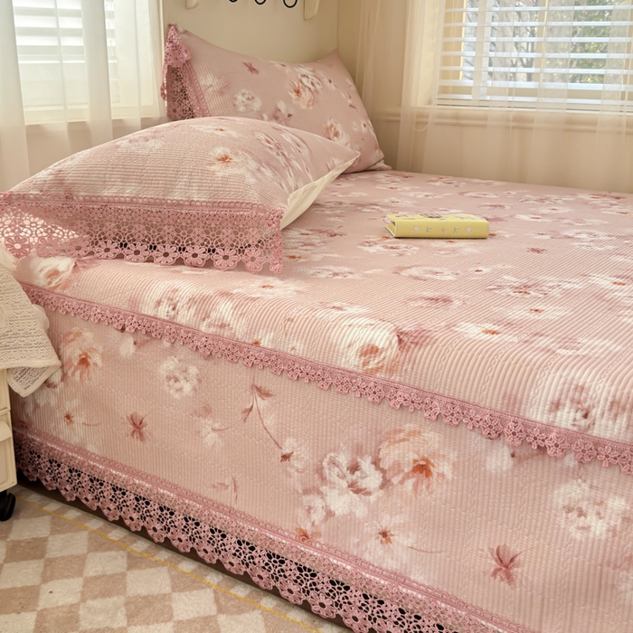 91家纺网 家纺一手货源 找家纺 源舜家纺 2026新款莱赛尔天丝花边榻榻米炕盖 粉黛繁花