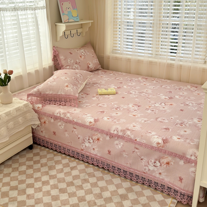 91家纺网 家纺一手货源 找家纺 源舜家纺 2026新款莱赛尔天丝花边榻榻米炕盖 粉黛繁花