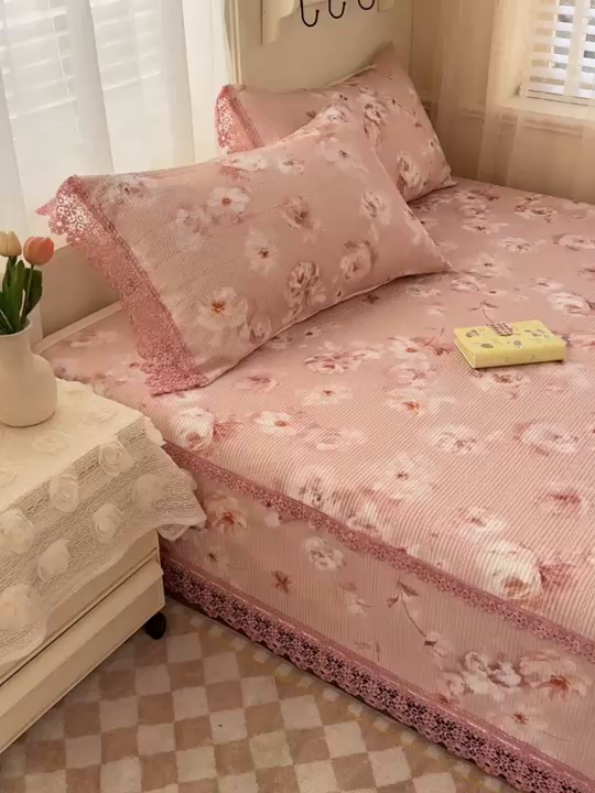 91家纺网 家纺一手货源 找家纺 源舜家纺 2026新款莱赛尔天丝花边榻榻米炕盖 粉黛繁花