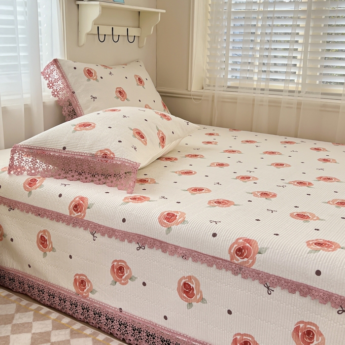 91家纺网 家纺一手货源 找家纺 源舜家纺 2026新款莱赛尔天丝花边榻榻米炕盖 粉色玫瑰