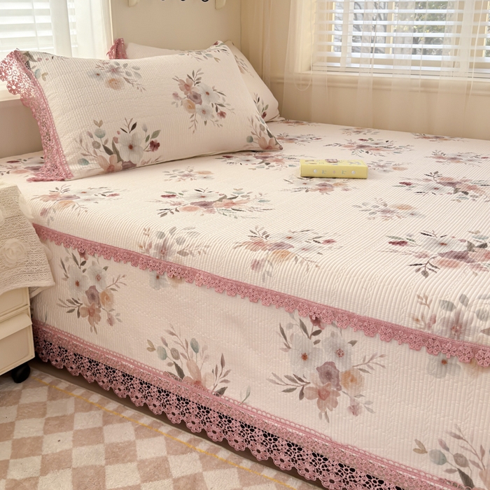 91家纺网 家纺一手货源 找家纺 源舜家纺 2026新款莱赛尔天丝花边榻榻米炕盖 莫奈花园粉