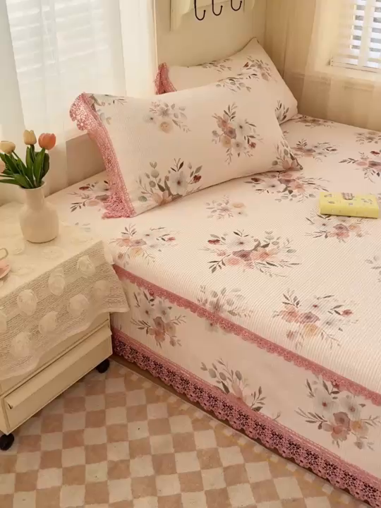 91家纺网 家纺一手货源 找家纺 源舜家纺 2026新款莱赛尔天丝花边榻榻米炕盖 莫奈花园粉