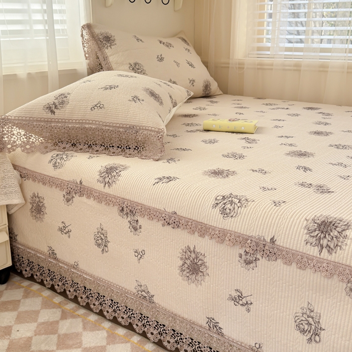 91家纺网 家纺一手货源 找家纺 源舜家纺 2026新款莱赛尔天丝花边榻榻米炕盖 浅灰复古花