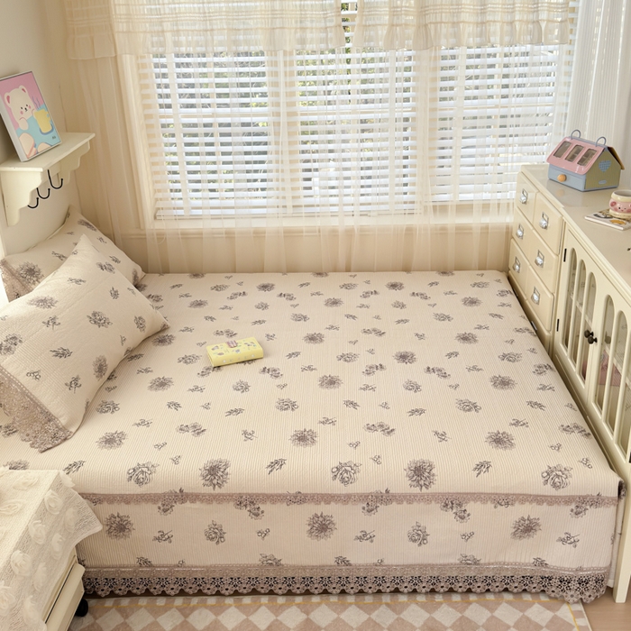 91家纺网 家纺一手货源 找家纺 源舜家纺 2026新款莱赛尔天丝花边榻榻米炕盖 浅灰复古花