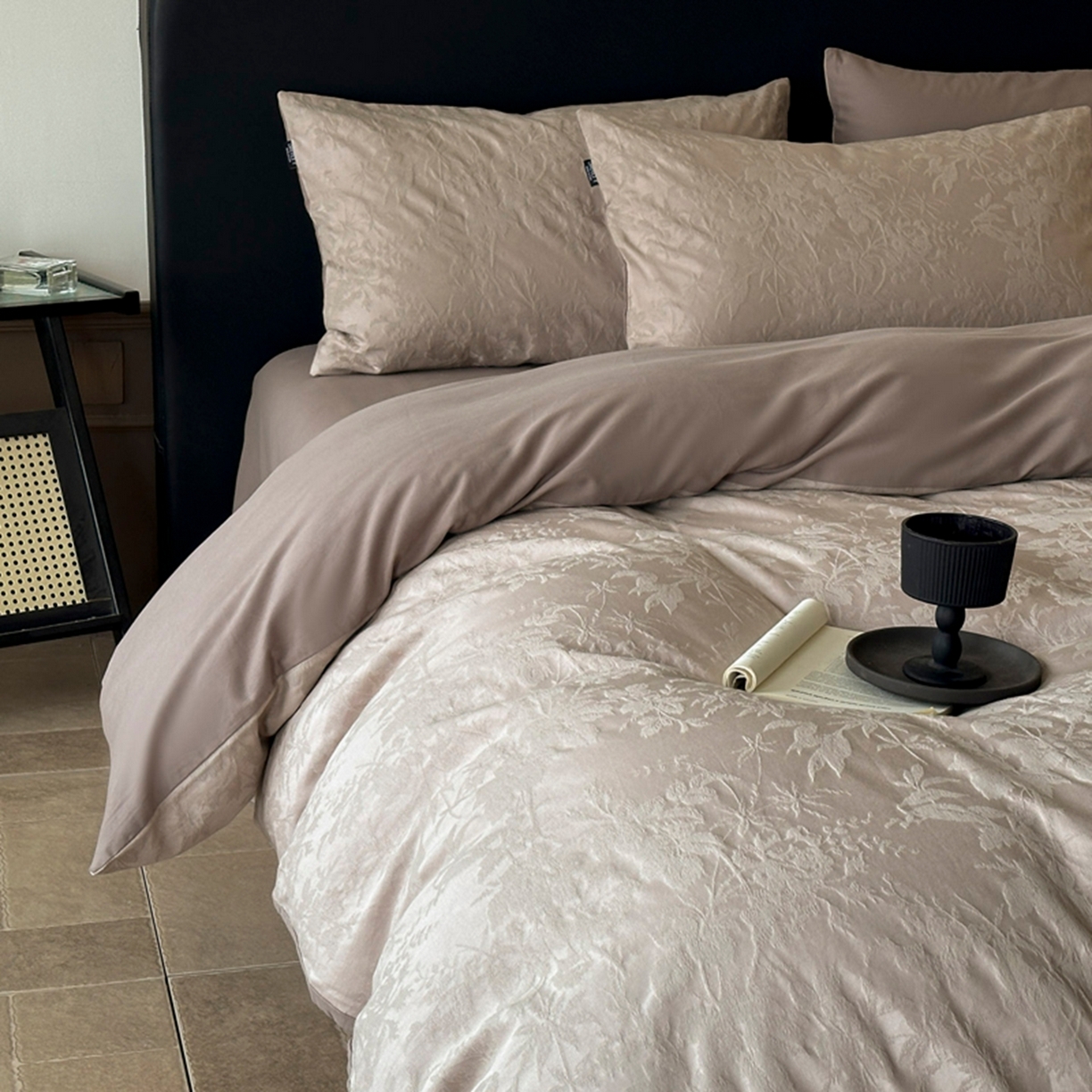 91家纺网 家纺一手货源 找家纺 宜代光年 2026新款厚织全棉大提花系列单被套 暗香疏影-浅咖