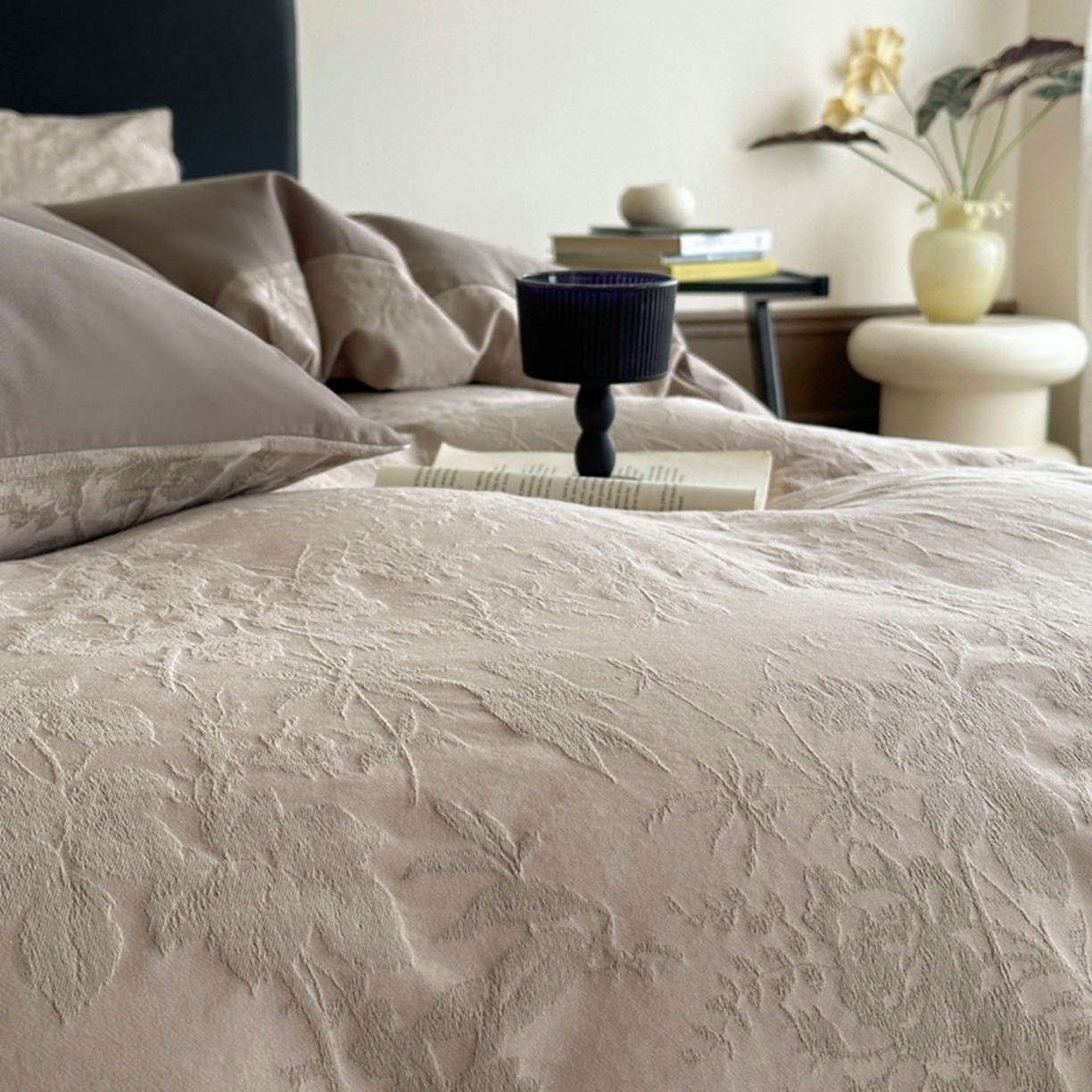 91家纺网 家纺一手货源 找家纺 宜代光年 2026新款厚织全棉大提花系列单被套 暗香疏影-浅咖