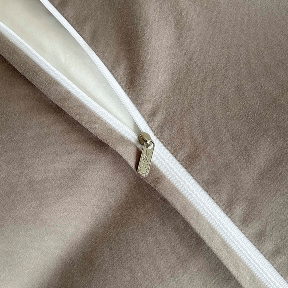 91家纺网 家纺一手货源 找家纺 宜代光年 2026新款厚织全棉大提花系列单被套 暗香疏影-浅咖