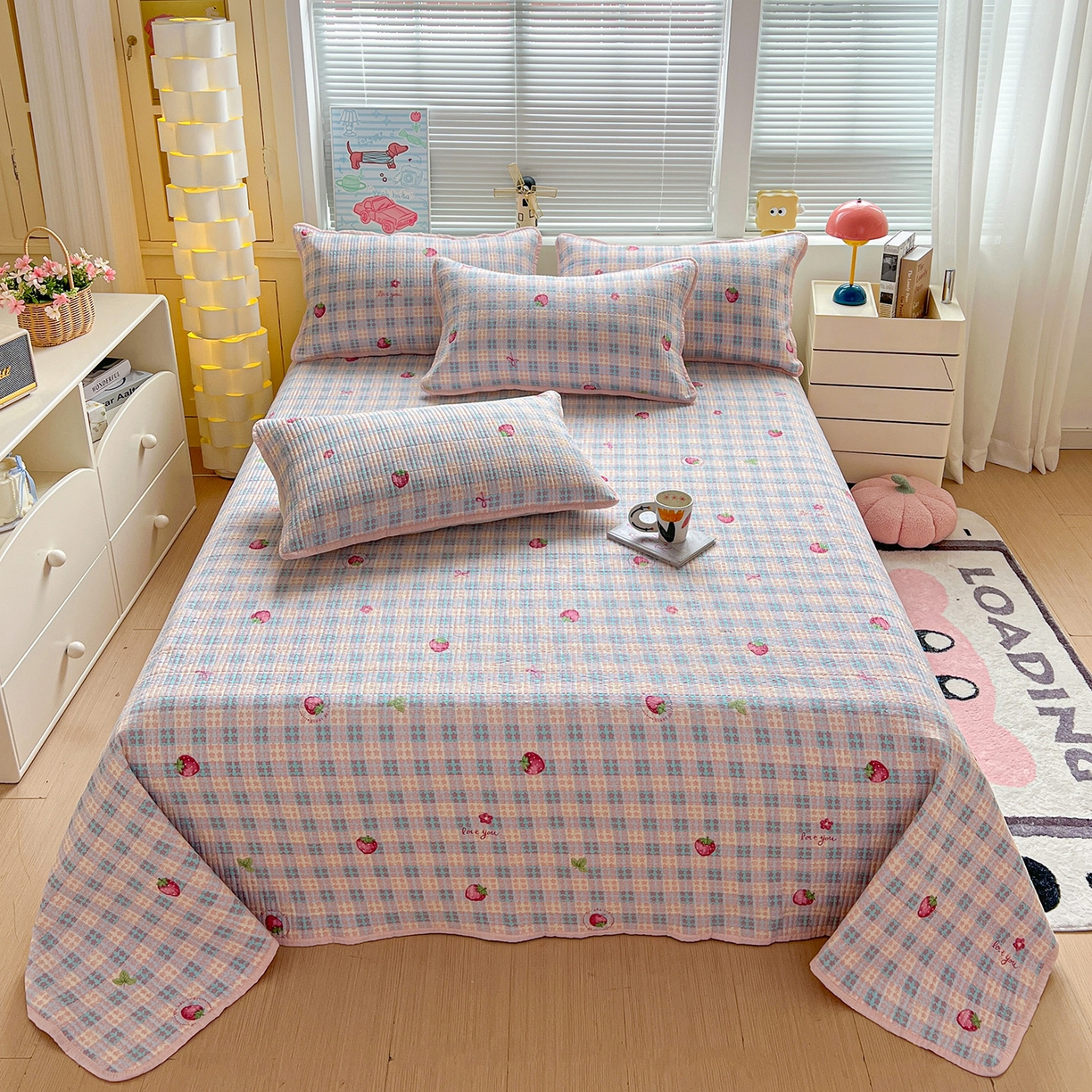 91家纺网 家纺一手货源 找家纺 优选 2026新款木棉印花床盖三件套 格子草莓