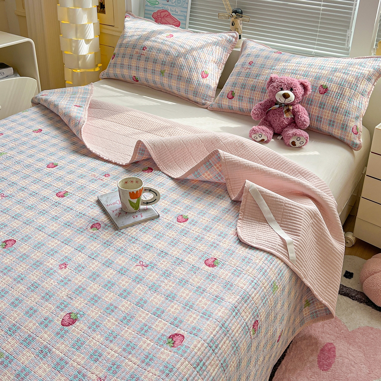 91家纺网 家纺一手货源 找家纺 优选 2026新款木棉印花床盖三件套 格子草莓