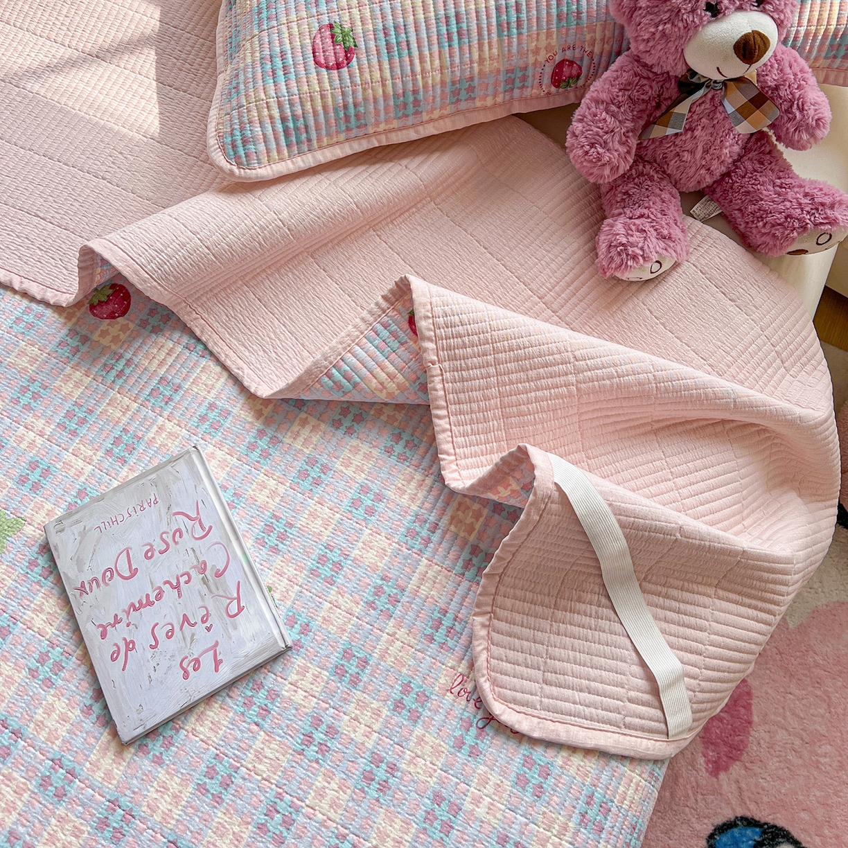 91家纺网 家纺一手货源 找家纺 优选 2026新款木棉印花床盖三件套 格子草莓