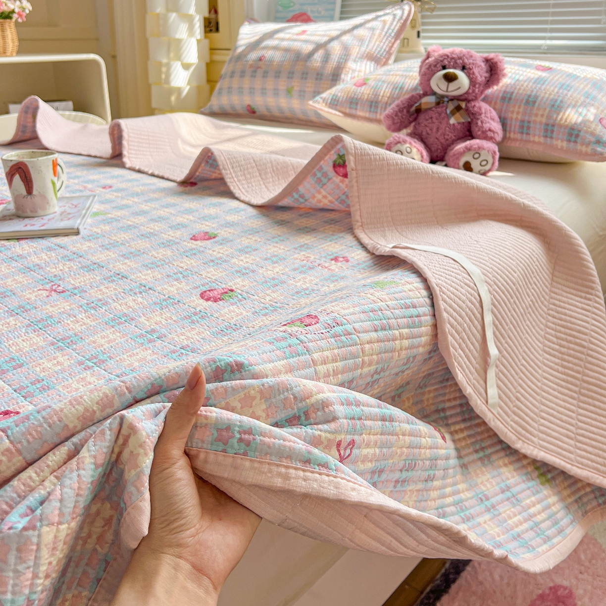 91家纺网 家纺一手货源 找家纺 优选 2026新款木棉印花床盖三件套 格子草莓