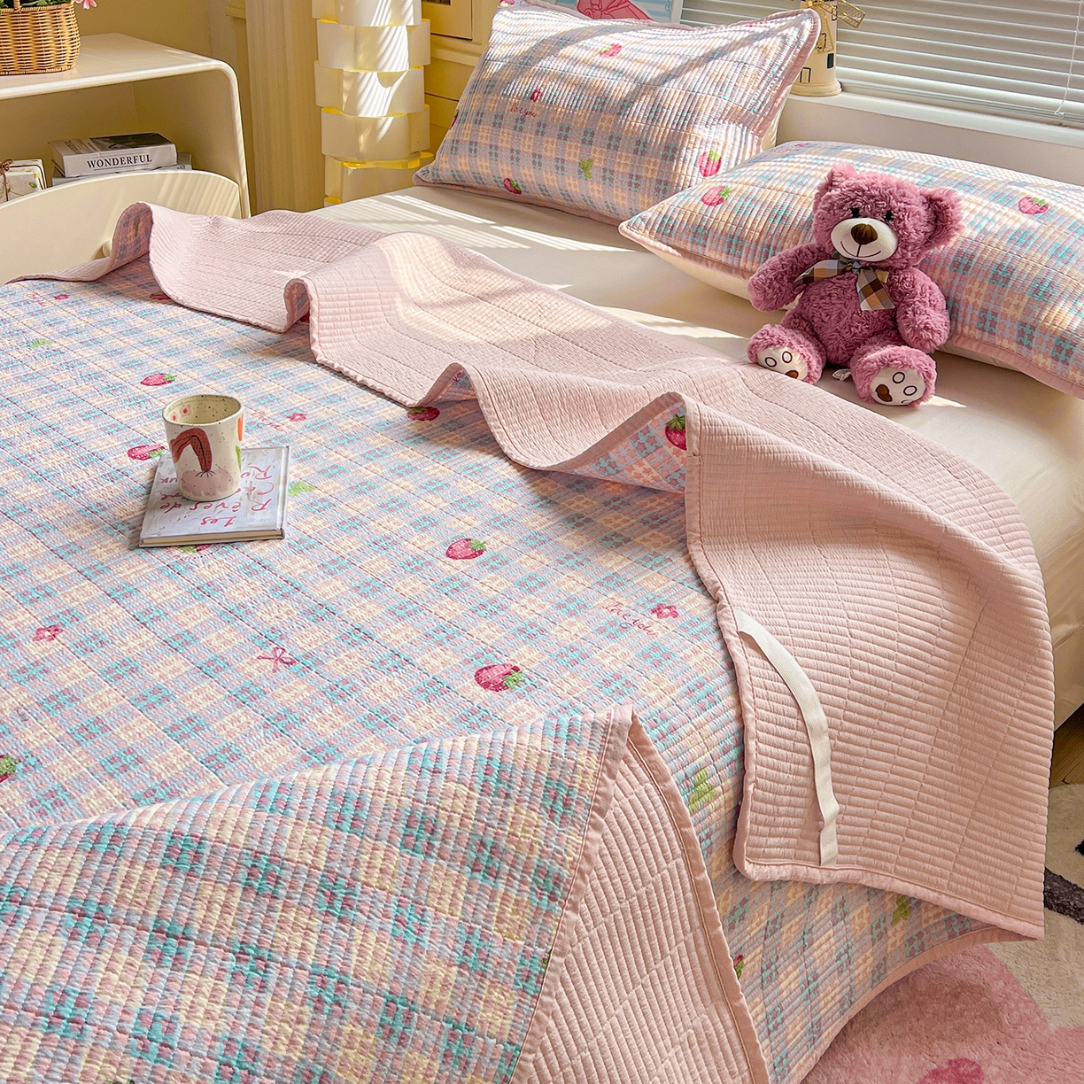 91家纺网 家纺一手货源 找家纺 优选 2026新款木棉印花床盖三件套 格子草莓