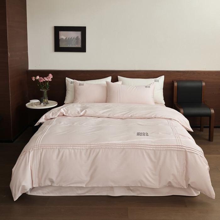 91家纺网 家纺一手货源 找家纺 初拾 2026新款贡缎全棉打褶“miu感”绣花四件套-欢乐颂（会员减20，控价 日常券后不低于368元） 欢乐颂-山茶粉