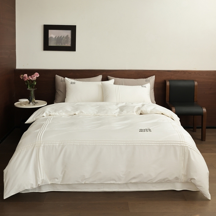 91家纺网 家纺一手货源 找家纺 （总）初拾 2026新款贡缎全棉打褶“miu感”绣花四件套-欢乐颂（会员减20，控价 日常券后不低于368元）