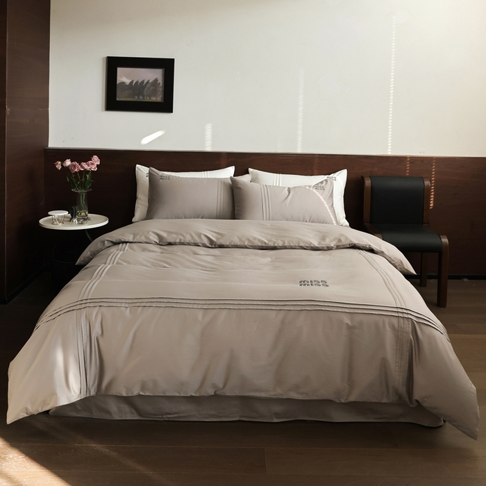 91家纺网 家纺一手货源 找家纺 初拾 2026新款贡缎全棉打褶“miu感”绣花四件套-欢乐颂（会员减20，控价 日常券后不低于368元） 欢乐颂-星夜灰