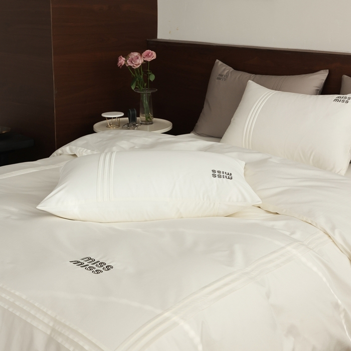 91家纺网 家纺一手货源 找家纺 （总）初拾 2026新款贡缎全棉打褶“miu感”绣花四件套-欢乐颂（会员减20，控价 日常券后不低于368元）