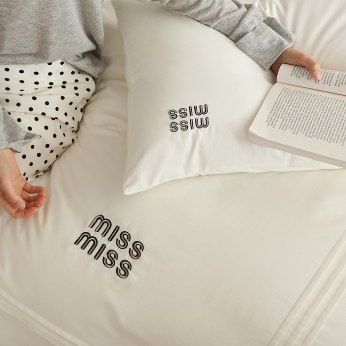 91家纺网 家纺一手货源 找家纺 （总）初拾 2026新款贡缎全棉打褶“miu感”绣花四件套-欢乐颂（会员减20，控价 日常券后不低于368元）