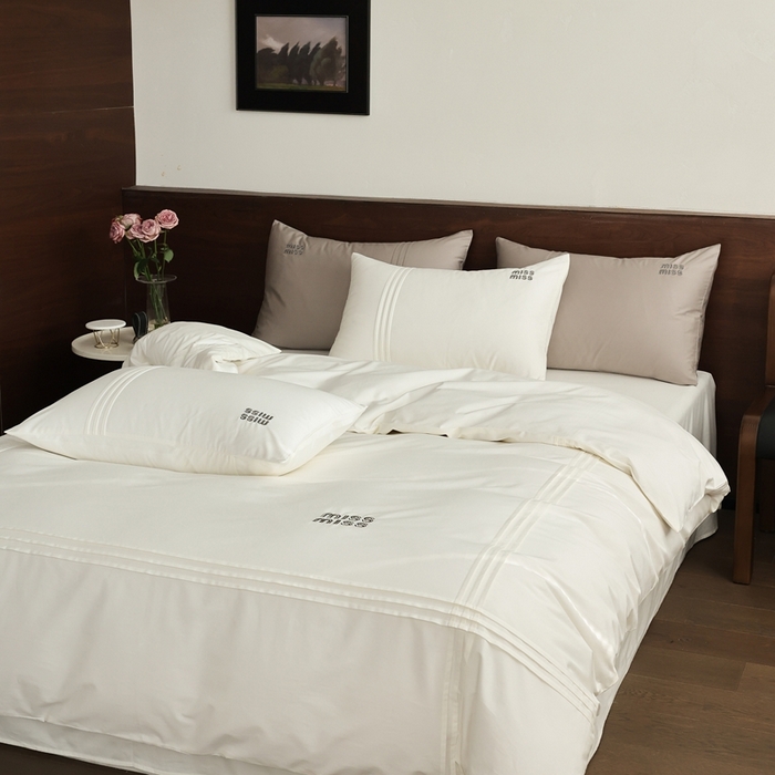 91家纺网 家纺一手货源 找家纺 （总）初拾 2026新款贡缎全棉打褶“miu感”绣花四件套-欢乐颂（会员减20，控价 日常券后不低于368元）