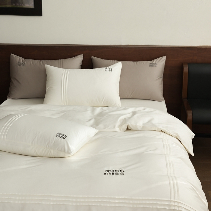 91家纺网 家纺一手货源 找家纺 （总）初拾 2026新款贡缎全棉打褶“miu感”绣花四件套-欢乐颂（会员减20，控价 日常券后不低于368元）