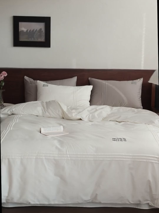 91家纺网 家纺一手货源 找家纺 （总）初拾 2026新款贡缎全棉打褶“miu感”绣花四件套-欢乐颂（会员减20，控价 日常券后不低于368元）